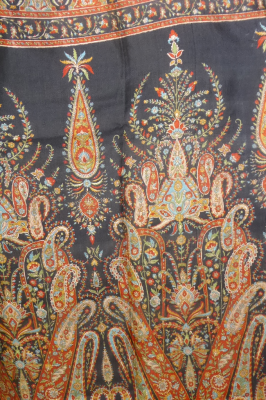 Seidensari creme-schwarz mit Paisleymuster