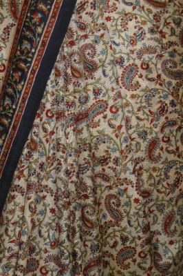 Seidensari creme-schwarz mit Paisleymuster