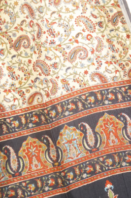 Seidensari creme-schwarz mit Paisleymuster