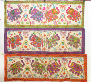 Bunte Wandbehänge mit Elefanten-Motiven - drei Farben
