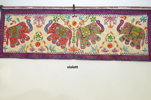 Wandbehang mit violettfarbenem Rand