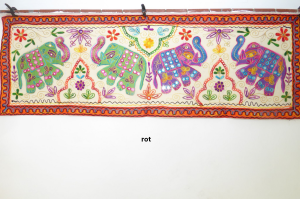 Wandbehang mit rotem Rand