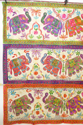 Bunte Wandbehänge mit Elefanten-Motiven - drei Farben