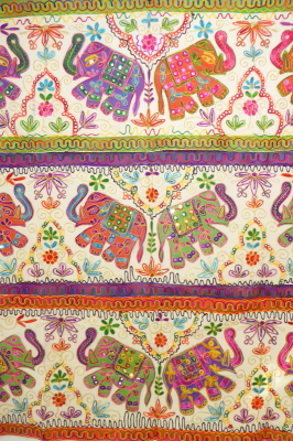 Bunte Wandbehänge mit Elefanten-Motiven - drei Farben