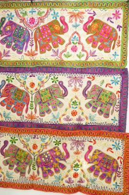 Bunte Wandbehänge mit Elefanten-Motiven - drei Farben