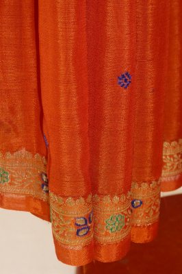 Brokatseidensari orange mit Goldborten