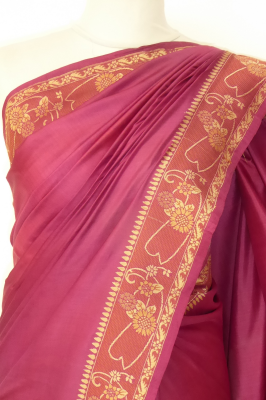 Seidensari magenta mit Borten in beige-braun