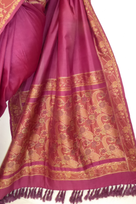 Seidensari magenta mit Borten in beige-braun