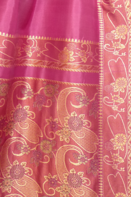Seidensari magenta mit Borten in beige-braun