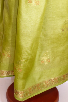 Seidensari hellgrün mit Goldbrokat