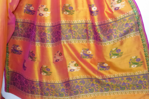 Seidensari orange mit grün und pink