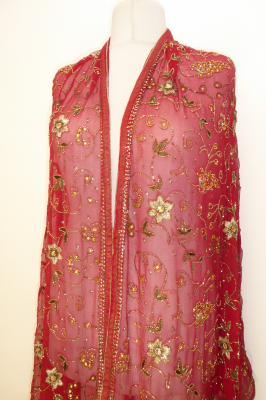Dupatta aus weinrotem Seidenchiffon mit Perlenstickerei