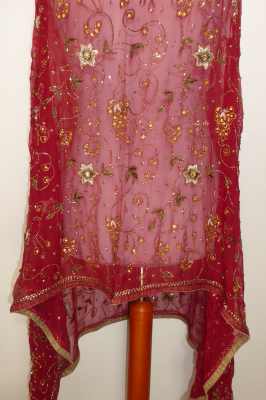 Dupatta aus weinrotem Seidenchiffon mit Perlenstickerei