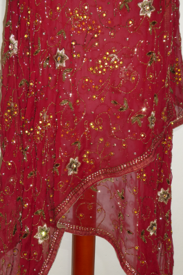 Dupatta aus weinrotem Seidenchiffon mit Perlenstickerei