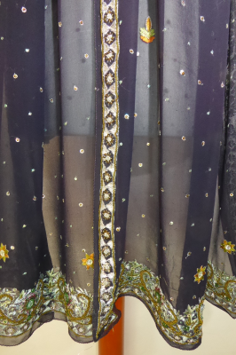 Aufwändig bestickte Dupatta aus schwarzem Seidengeorgette