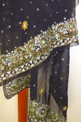 Aufwändig bestickte Dupatta aus schwarzem Seidengeorgette