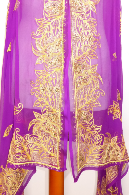 Dupatta Seidenchiffon lila mit goldfarbener Stickerei