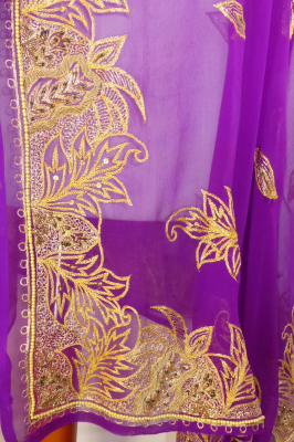 Dupatta Seidenchiffon lila mit goldfarbener Stickerei
