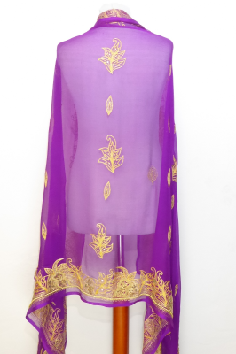Dupatta Seidenchiffon lila mit goldfarbener Stickerei