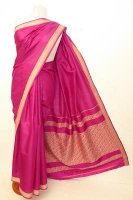 Seidensari magenta mit cremefarbener Borte