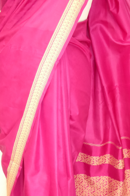 Seidensari magenta mit cremefarbener Borte