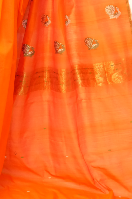 Seidensari orange mit gewebten Pfauen