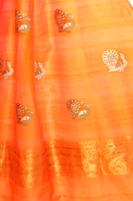 Seidensari orange mit gewebten Pfauen