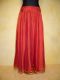 Tellerrock aus rotem Chiffon mit goldfarbenen Borten
