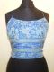 Seidenstringtop blau mit zartem Blumenprint
