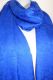 Schal in leuchtendem royalblau mit Jacquardmuster