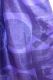 Seidensari violett mit Paisleys und Kreismustern
