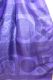 Seidensari violett mit Paisleys und Kreismustern