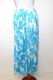 Hose aus reiner Baumwolle weiß-hellblau, Sommerhose aus Baumwolle, Freizeithose weiß-hellblau mit Blättermuster