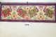 Wandbehang mit violettfarbenem Rand