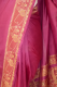 Seidensari magenta mit Borten in beige-braun