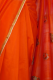 Seidensari orange mit gewebten Pfauen