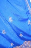 Polyestersari royalblau mit filigraner Stickerei