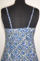 Feminines Sommerkleid aus Baumwolle mit blauen Blumen