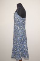 Feminines Sommerkleid aus Baumwolle mit blauen Blumen