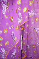 Georgettesari  mit Blumenstickerei violett