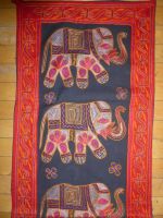 Wandbehang mit Elefanten-Motiv schwarz mit rotem Rand