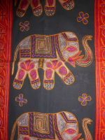 Wandbehang mit Elefanten-Motiv schwarz mit rotem Rand