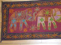 Wandbehang mit Elefanten-Motiv weiß mit blauem Rand