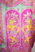 Kaftankleid Chandrika Seide pink mit tanzenden Frauen