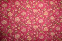 Baumwollstoff Jaipur rubinrot mit floralen Mustern in rosé und hellgrün