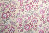 Baumwollstoff Jaipur hellbeige mit magentafarbenen Blumen