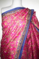 Seidensari magenta-blau mit floralen Mustern