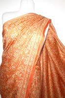 Seidensari apricot-orange mit floralen Mustern
