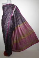 Seidensari schwarz-magenta mit Fantasiemuster