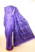 Seidensari violett mit Paisleys und Kreismustern